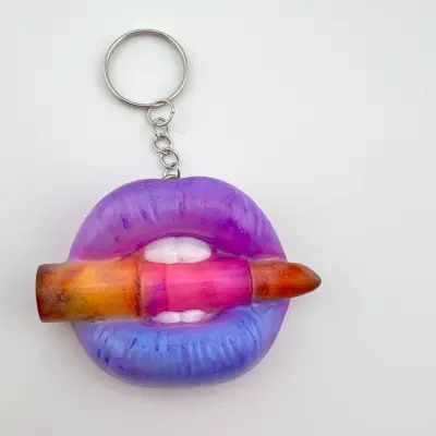 Přívěsek, pryskyřice, pusinka, s rtěnkou neonová