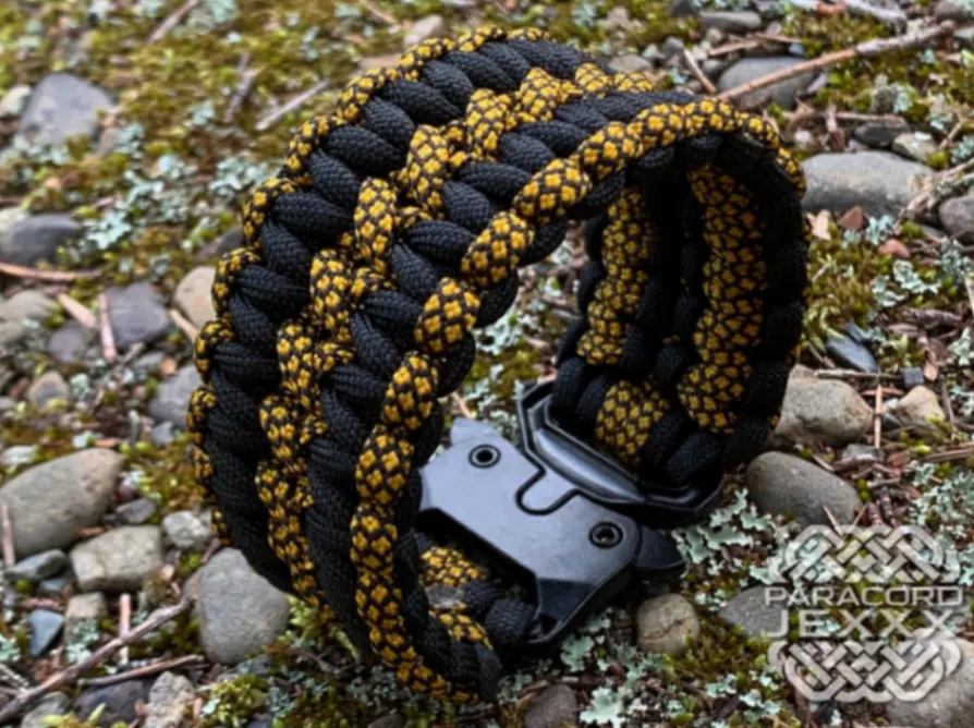 Paracord náramek (19 cm) black - gold 2