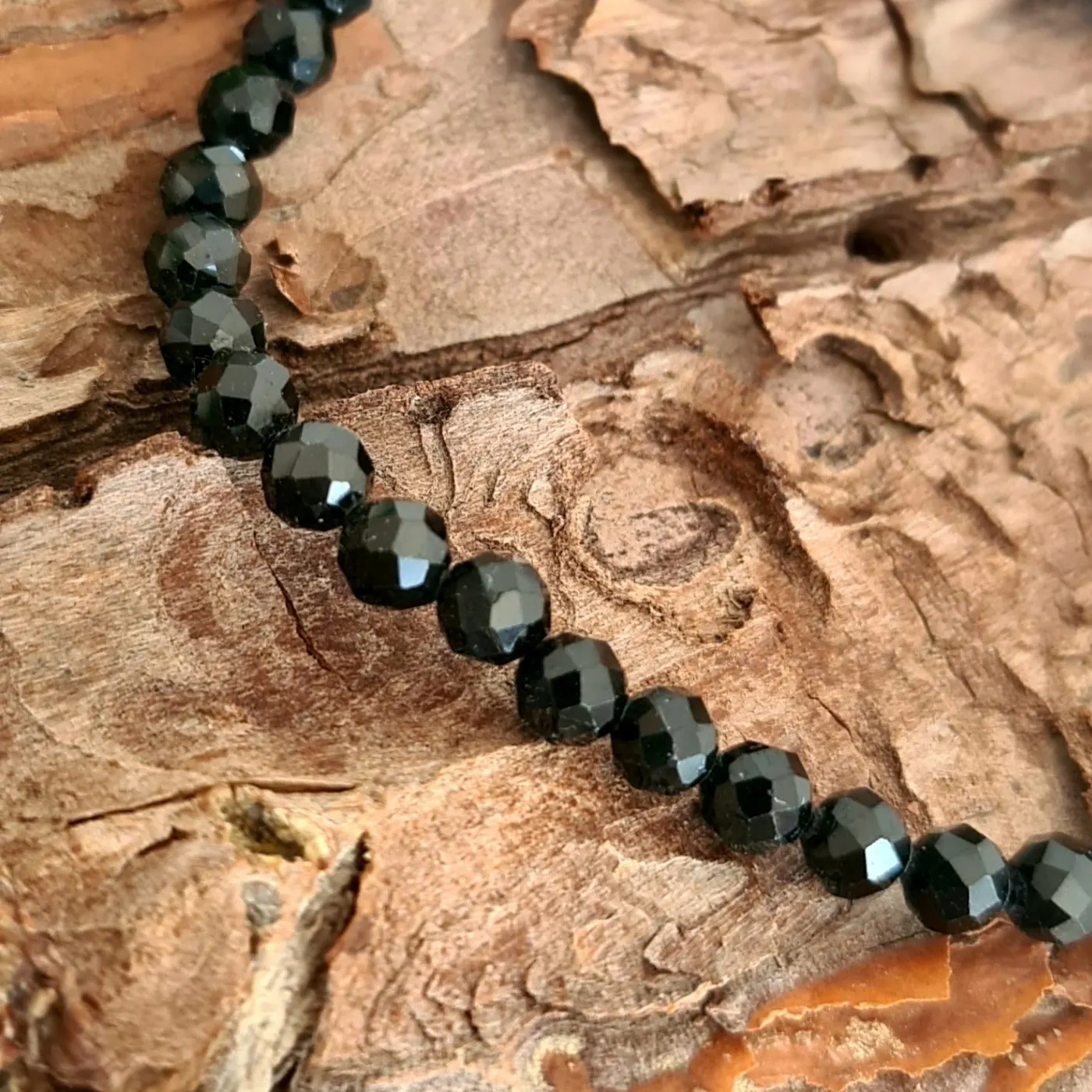 Náramek - broušený Černý spinel 2