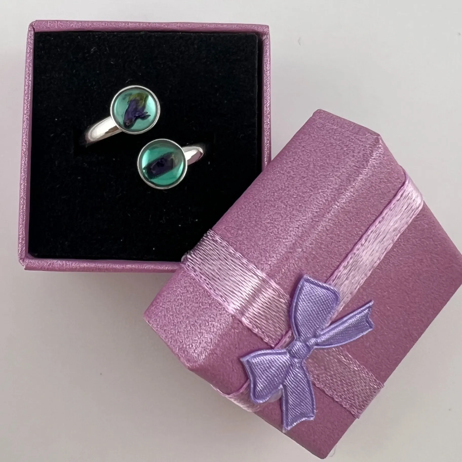 Prsten, pryskyřice, kulatý, fialové květy  2
