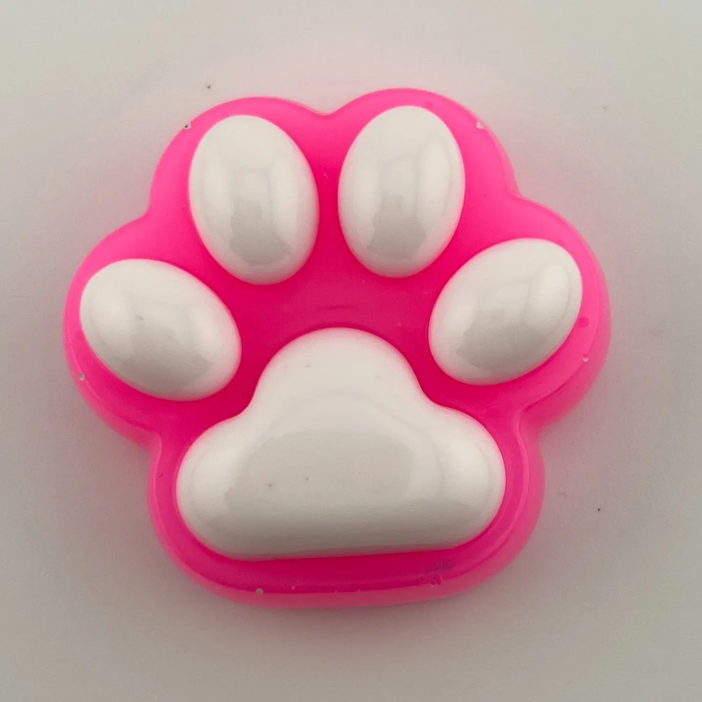 Magnet, tlapka, pryskyřice, růžový neon